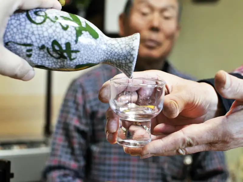 Auf Ihrer Rundreise durch Japan steht in Kyoto der Besuch einer Sakebrennerei auf dem Programm, wo Sie am 9. Tag einiges über traditionelle und moderne Brauart erfahren - Kostprobe natürlich inklusive.
