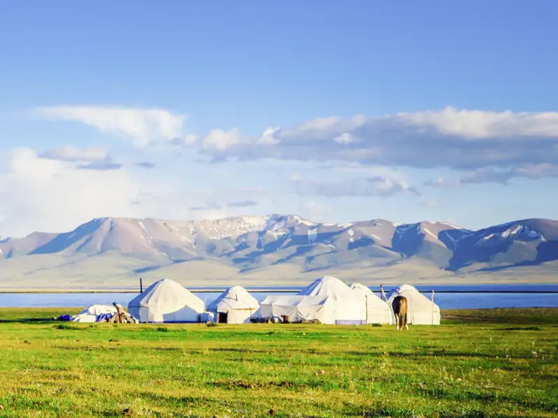 Die weite Landschaft rund um den Issyk-Kul-See lädt zu vielen Fotostopps ein. Immer wieder werden wir die typischen Jurten sehen.