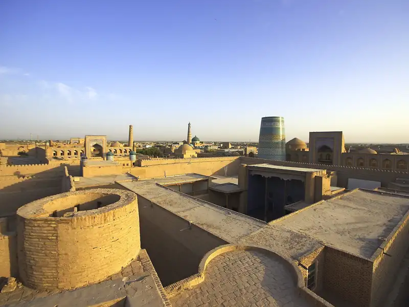 Auf Ihrer Rundreise durch Usbekistan erkunden Sie Chiwa - mit seiner intakten Stadtmauer, Moscheen und Mausoleen ein Freiluftmuseum islamischer Architektur.