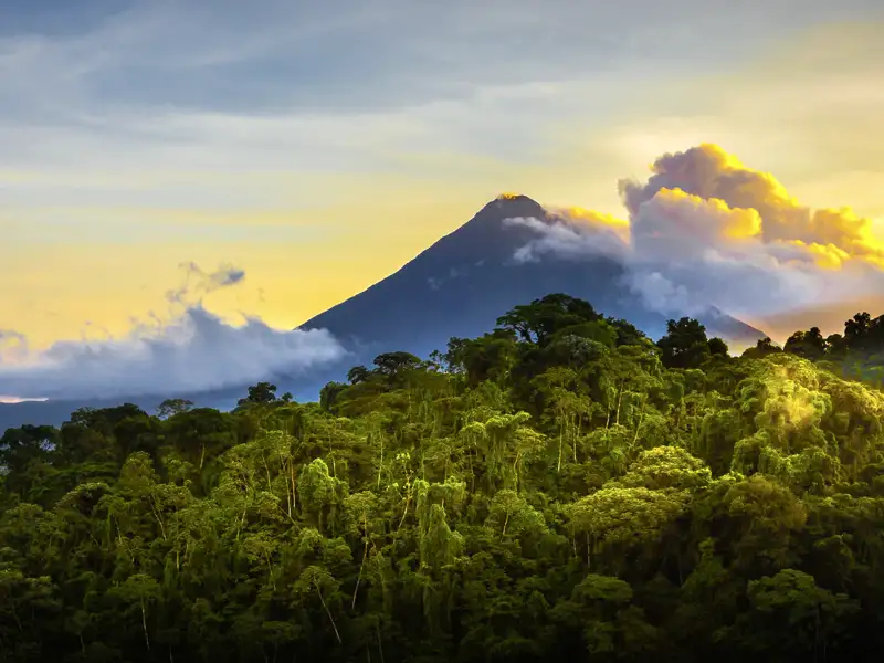 Auf dieser Rundreise mit Marco Polo durch Costa Rica erleben Sie die beeindruckende Natur des Landes hautnah: Wandern Sie am Vulkan Arenal über erstarrte Lavafelder und genießen Sie die atemberaubende Aussicht!