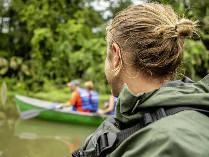 Auf unserer Marco Polo-Reise durch Costa Rica ist Entdeckergeist gefragt! Bei einer Bootsfahrt auf dem Río Frío im Cano-Negro-Wildreservat erspähen wir mit inzwischen geübtem Blick für die Wunder der Natur Brüllaffen, Kaimane, Papageien & Co.