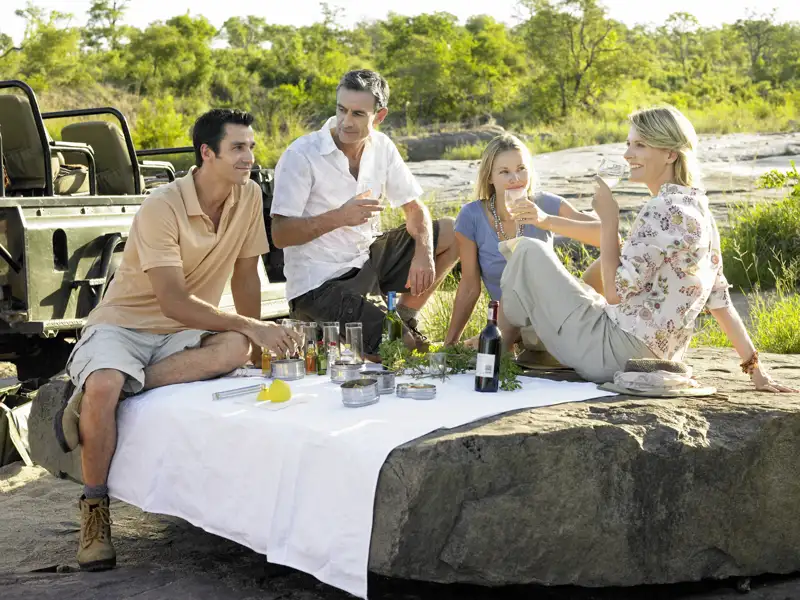 Wir zelebrieren auf unserer Rundreise mit Marco Polo in Südafrika den Sundowner bei unserer Safari in kleiner Gruppe.