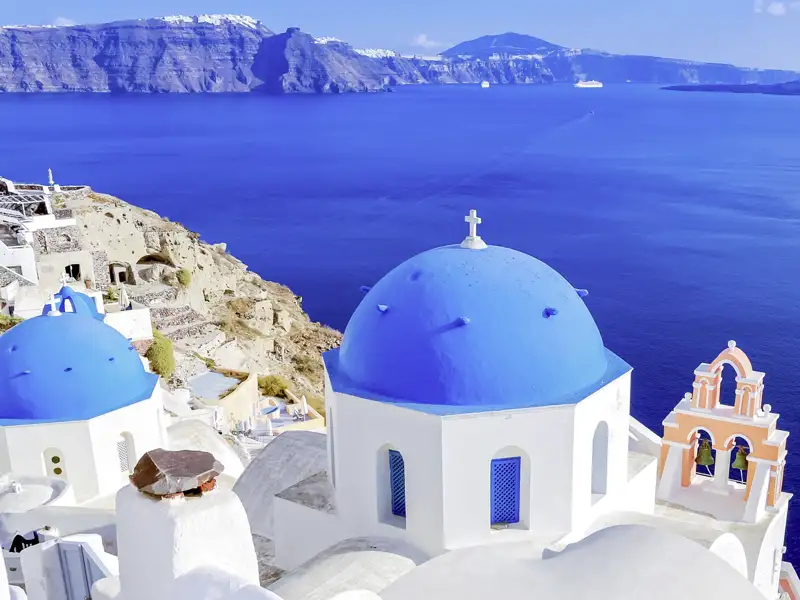 Auf der Kykladeninsel Santorin, die wir auf unserer Rundreise in der Mini-Gruppe kennenlernen, strahlen die kleinen Dörfer in Weiß und Blau.