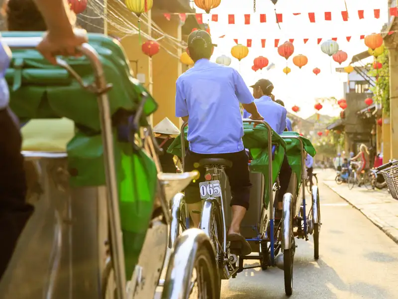 Ein traditionelles Fortbewegungsmittel in Hoi An ist die Fahrradrikscha – wir nutzen es bei unserer Fahrt durch die Altstadt.