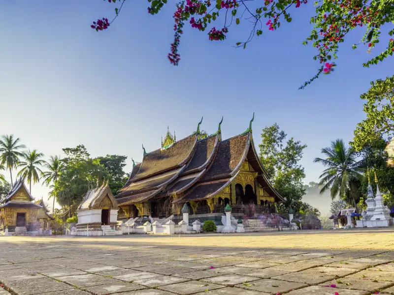 Luang Prabanag/Laos: Dann zu den Tempeln der Altstadt: der Wat Xieng Thong mit seinem Riesenbuddha