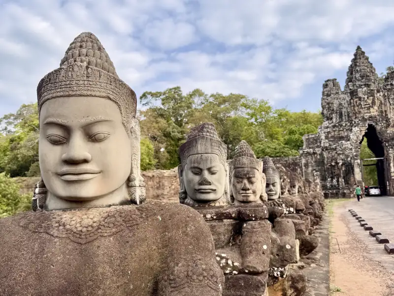 Nachmittags Angkor Wat, wo die Steinmetze zur Hochform aufliefen: keulenschwingende Supermänner, Himmelsnymphen mit Modelfigur.