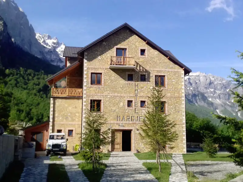 Die Rundreise in der Mini-Gruppe nach Albanien führt Sie in den Valbona-Nationalpark. Mitten im Naturparadies haben sich Ihre Gastgeber einen Traum erfüllt. Was für eine Umgebung - besonders schön bei einem abendlichen Absacker auf der Terrasse.
