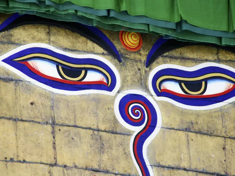 Auf Ihrer Rundreise in der Mini-Gruppe durch Nepal besuchen Sie den Swayambunath-Stupa: Die Augen an der Wand des Tempels sind ein echter Hingucker.