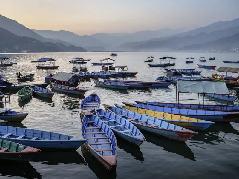 Auf unserer Rundreise durch Nepal Kraft tanken am Phewasee, einer echten Idylle in den Bergen.