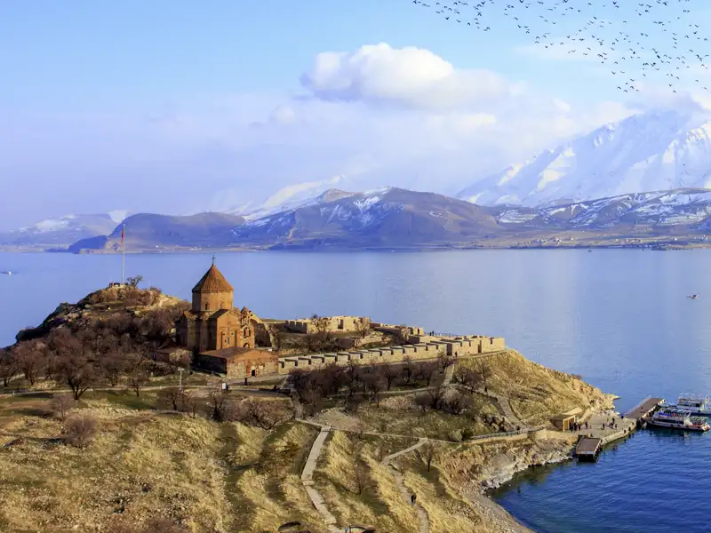 Bei unserer YOUNG LINE TRAVEL Rundreise für Traveller ab 35 Jahren durch die Türkei haben wir einen unvergesslichen Blick über den türkisblauen Vansee, das größte Binnenmeer des Landes.