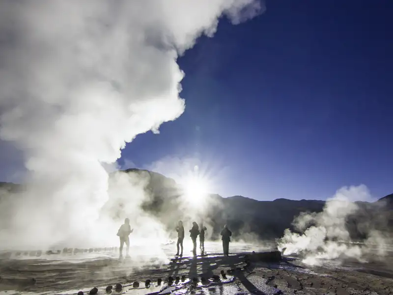 In den frühen Morgenstunden besuchen wir den Geysir von El Tatio und staunen über die bis zu 10 Meter hoch zischenden Fontänen - definitiv ein Highlight unserer Rundreise durch Chile.