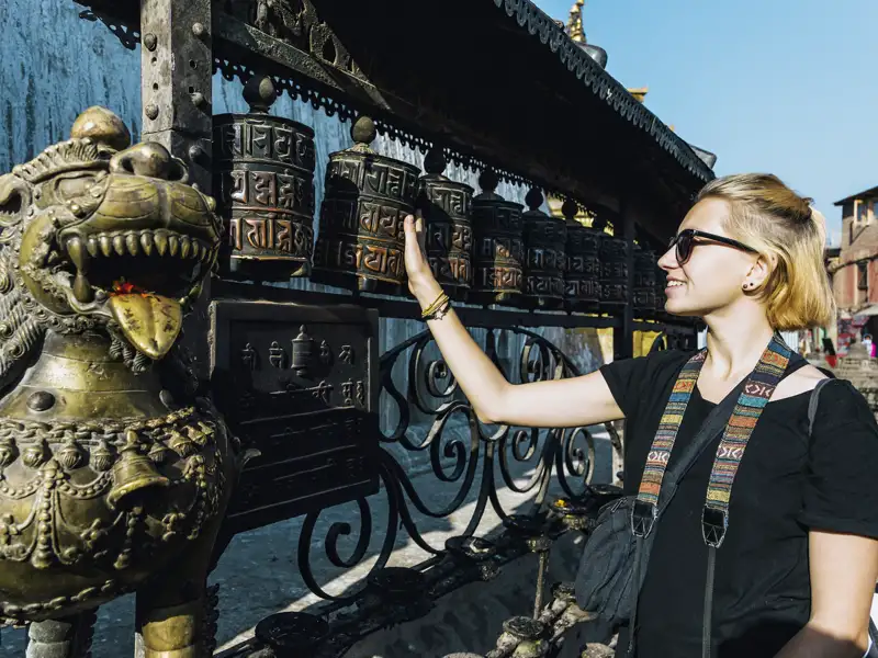 Folgen Sie auf Ihrer individuellen Rundreise durch Tibet an den Tempeln dem Strom der Gläubigen und drehen Sie auch selbst einmal die Gebetsmühlen.