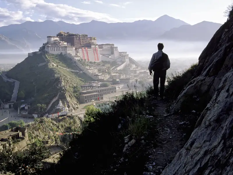 In Lhasa besuchen Sie auf Ihrer individuellen Rundreise den Potala-Palast. Neben der beeindruckenden Bergwelt ein abolutes Highlight.