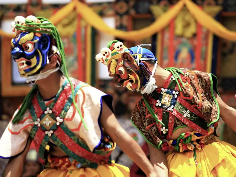 Maskentänzer während des Jambay-Lhanhang-Drup Festes in Bhutan.