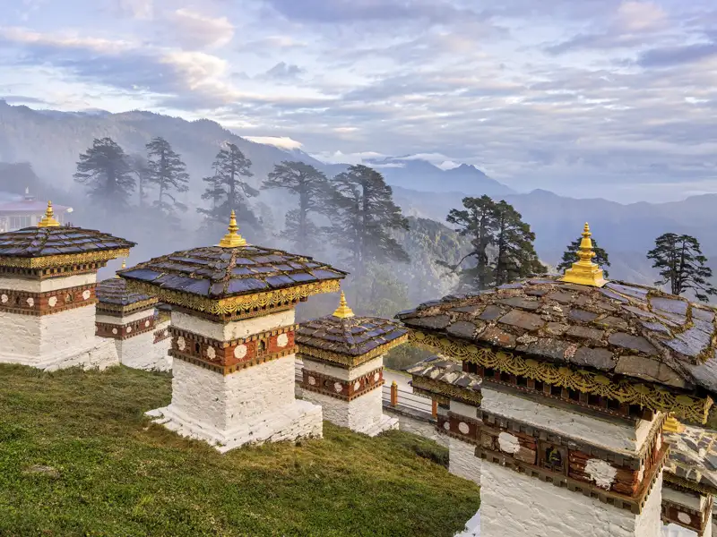 Auf dem Weg von Punakha nach Thimpu passieren Sie den Dochu-La Pass in Bhutan.