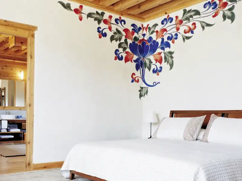 Das Uma Paro Hotel kombiniert modernes Understatement mit aufwändigen Detailarbeiten. Die Küche ist eine Mischung aus Rezepten der Himalaya-Regionen und modernen Einflüssen. Im Spa finden Sie einen Yoga-Raum, einen Meditationsbereich, ein Hot-Stone-Badehaus sowie einen überdachten Swimmingpool. Die Zimmer sind alle mit Bad/Dusche/WC, Föhn, SAT.-TV, Safe, Minibar sowie einem Kaffee- und Teezubereiter ausgestattet.