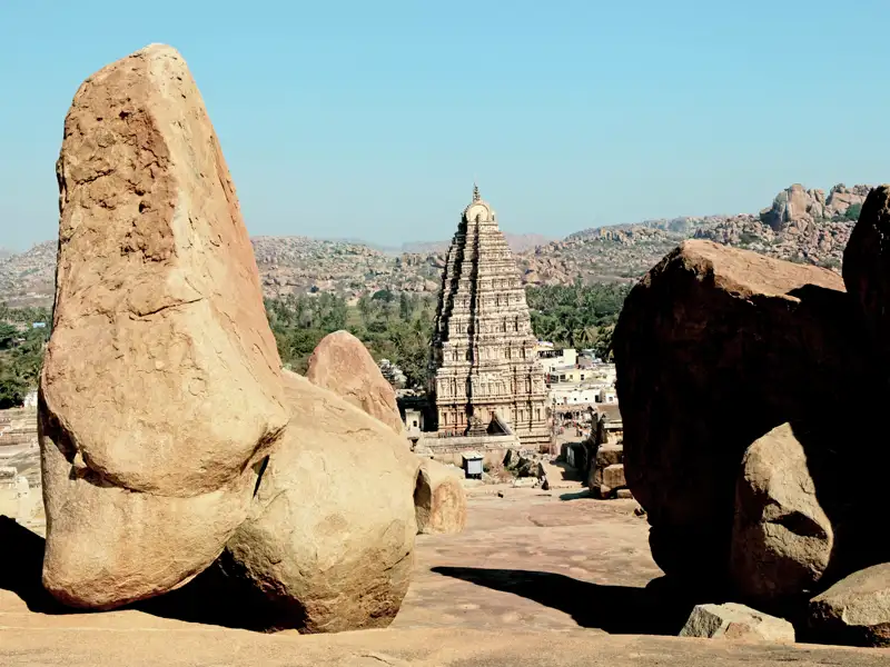 In Karnataka besuchen Sie die ehemalige Metropole des Hindureiches Hampi - eine der spektakulärsten Sehenswürdigkeiten Südindiens. Über ein weitläufiges Gelände verteilt, sehen Sie gigantische Felsbrocken, Jahrhunderte alte Tempel und Reste der ehemaligen Königsstadt.