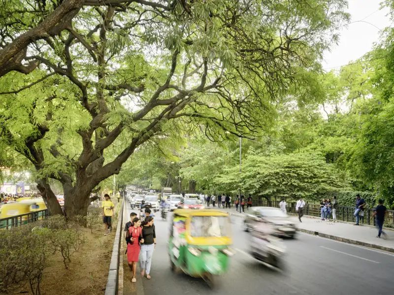 Der Verkehr in Mysore ist, wie überall in Indien, oft chaotisch. Hupende Autos, bunte Tuktuks und Fußgänger suchen sich Ihren Weg durch den Trubel.