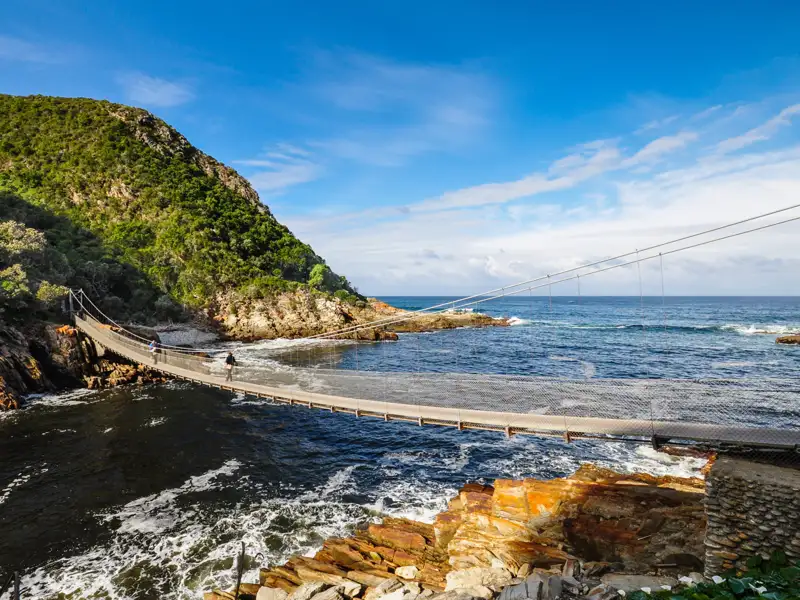 Die Marco Polo Entdeckerreise nach Südafrika führt uns auch in den Tsitsikamma-Nationalpark mti seinen spektakulären Landschaften wie die Mündung des Storms River.