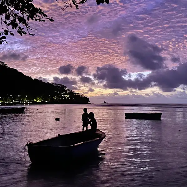 Auf den Seychellen können Sie unbeschreiblich schöne Sonnenuntergänge erleben. Vor allem an der Westküste von Mahé