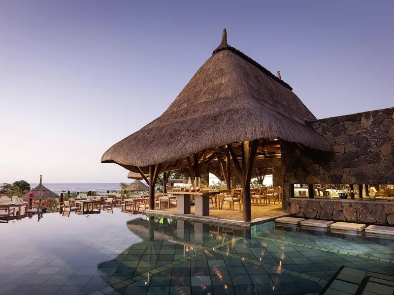 Pool und Restaurants des Hotels Veranda Pointe aux Biches in Mauritius