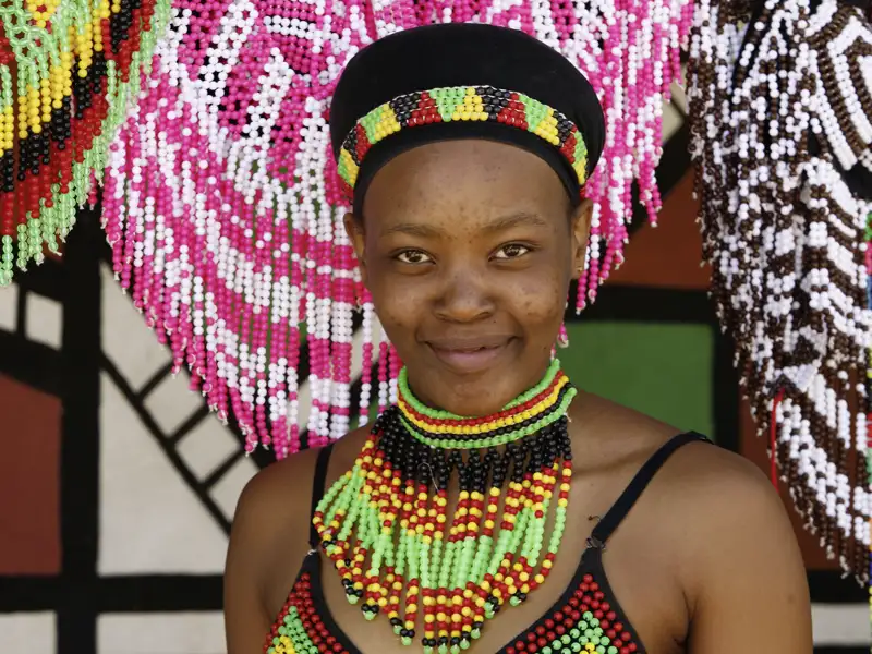 Auf Ihrer individuellen Reise durch Südafrika erleben Sie den Vielvölkerstaat in seinen zahlreichen Facetten - wie wäre es mit einem Ausflug in die Zulukultur?