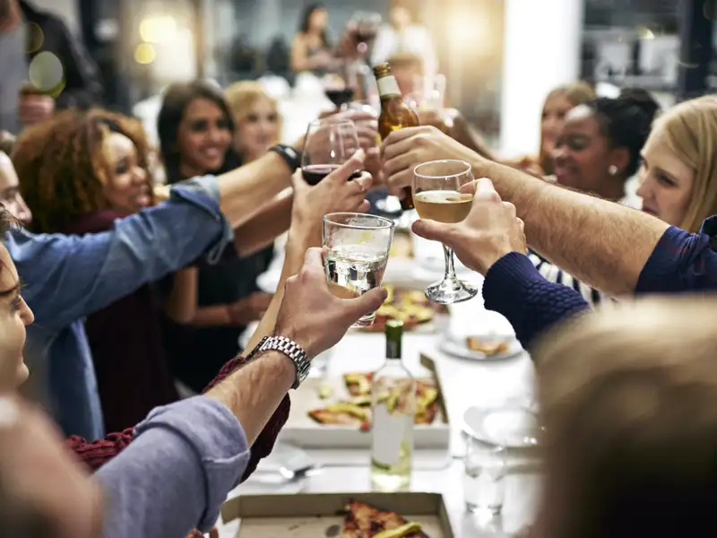 Gemeinsam stoßen wir in einer typisch griechischen Taverne auf die Silvesternacht an