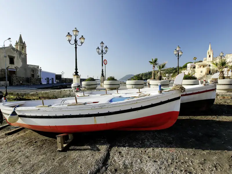 Fischerboote im Hafen von Lipari