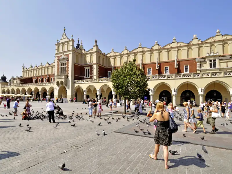 Bei Ihrer Polen Reise besuchen wir Krakau. Über Jahrhunderte wurden hier Monarchen gekrönt und begraben; es entstanden die Residenz, unzählige Kirchen und Polens älteste Universität. Durch sie wurde die Stadt zum Wissenschafts- und Kulturzentrum Osteuropas.