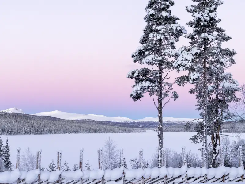Winterliche Landschaft mit verschneiten Bäumen und Bergen auf der Reise nach Lillehammer in.