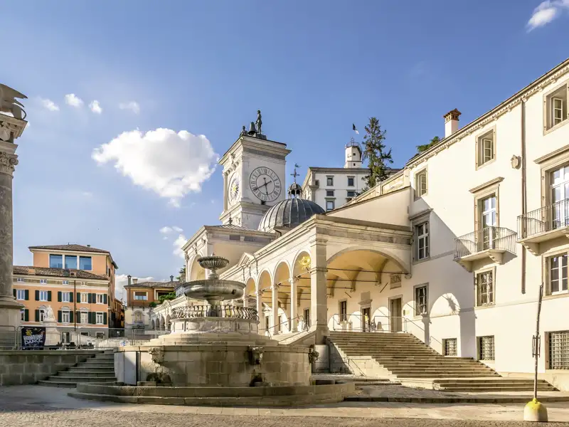 Die Piazza della Libertà in Udine mit der Loggia del Lionello ist eines der Ziele beim Rundgang durch die herausgeputze Altstadt während der Grupenreise.