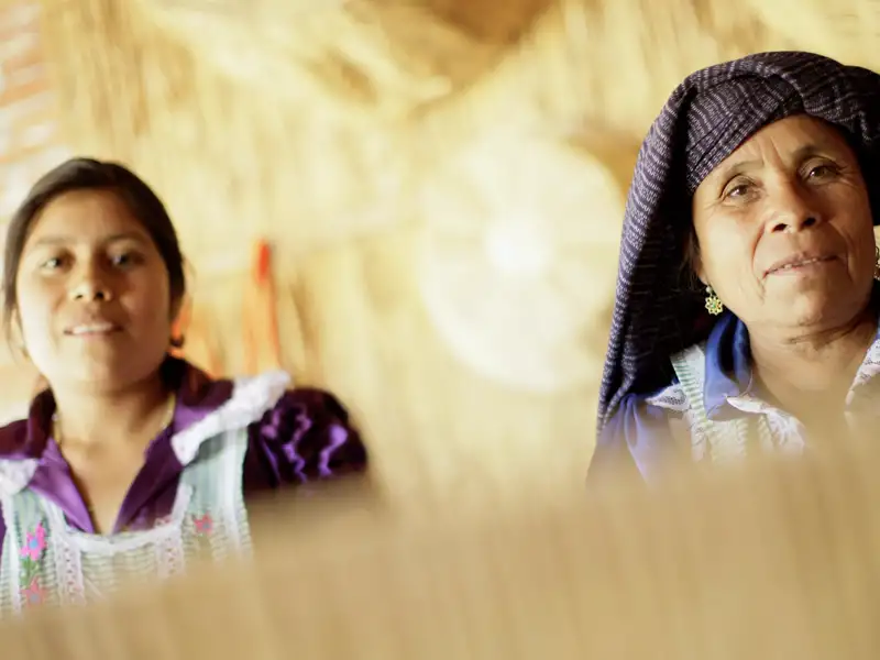 Zwei Frauen arbeiten in einer Weberei in Mexiko. Eine Begegnung auf unserer Mexiko-Rundreise mit Marco Polo