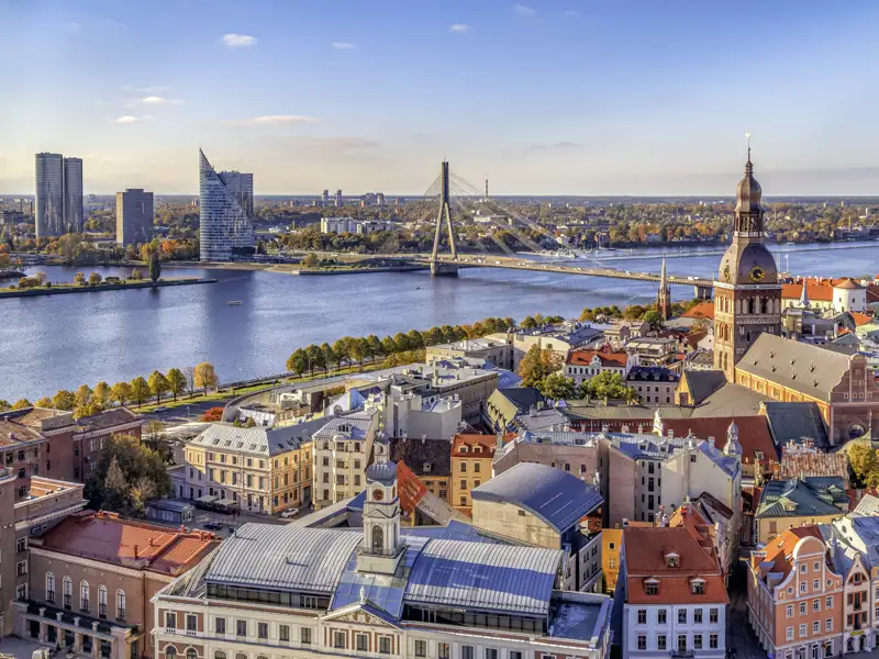Bei Ihrer Rundreise machen wir einen Rundgang durch Riga, die ungekrönte Hauptstadt des Baltikums. Die Neustadt fasziniert mit einem einzigartigen Bestand an Häusern in feinstem Jugendstil, in der Altstadt leuchten die Fassaden der Kontor-, Gilde- und Bürgerhäuser fast wie neu.