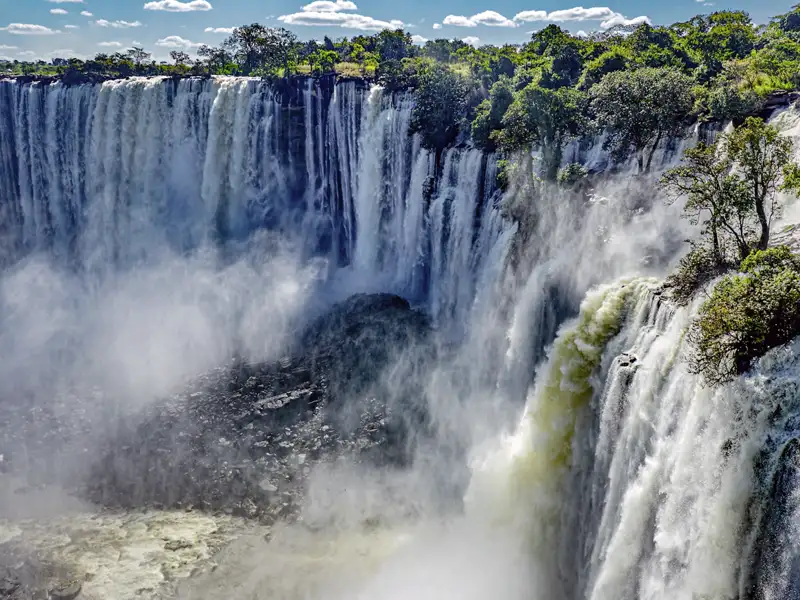 Auf Ihrer Rundreise besichtigen wir die zweitgrößten Wasserfälle Afrikas. Die Kalandula-Wasserfälle,  die uns ein eindrucksvolles Naturschauspiel bieten.