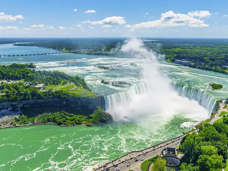 Auf Ihrer Reise sehen Sie die eindrucksvollen Niagarafälle.