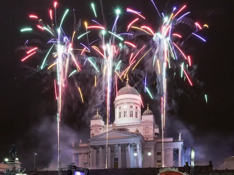 Auf unserer Gruppenreise genießen wir unser Silvester-Dinner in Helsinki und schauen uns das Feuerwerk im Stadtzentrum an.